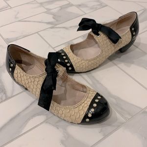 ModCloth Flapper Bow Tie Pump Black/Creme 39
